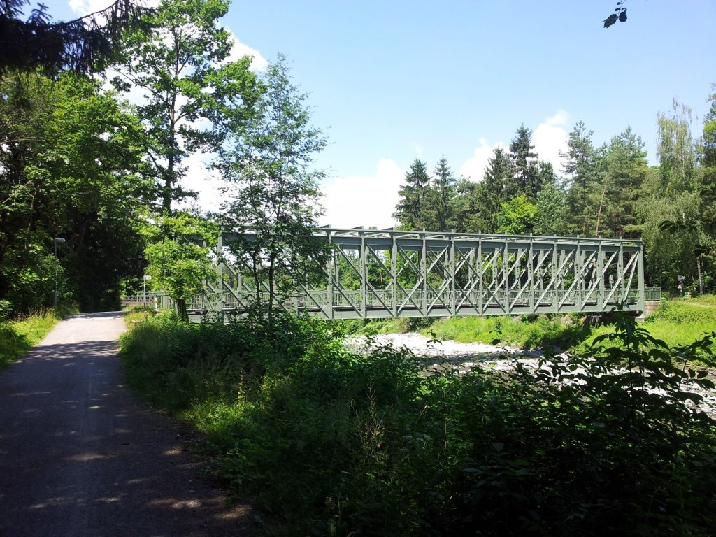 Die alte Bahnbrücke knapp oberhalb der Eisenbahn wird heute als Radbrücke verwendet