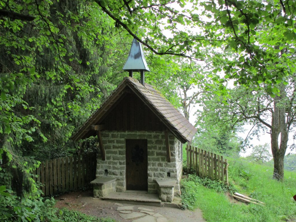 Links von der Kapelle Altreute zweigt der Weg steil ab durch den Felssturzwald