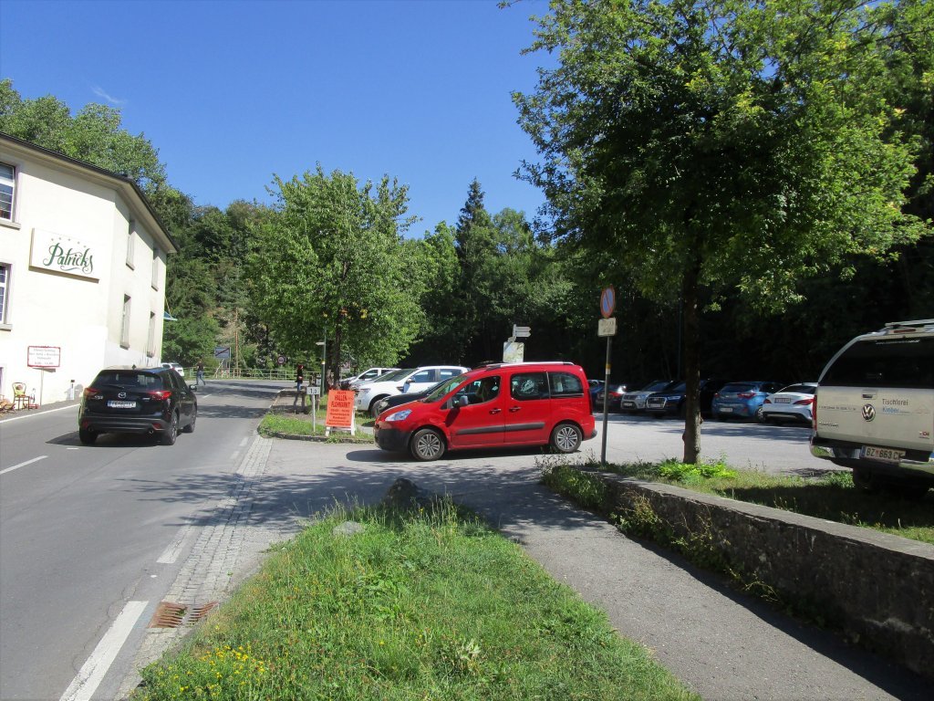 Parkmöglichkeit in Rankweil-Gewerbepark, dann über die Arkenbrücke zur Bushaltestelle