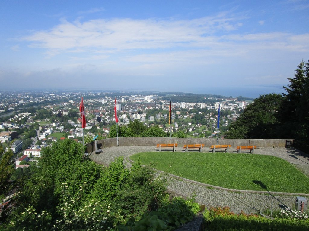 Aussicht unterhalb des Restaurants auf Bregenz und Hard