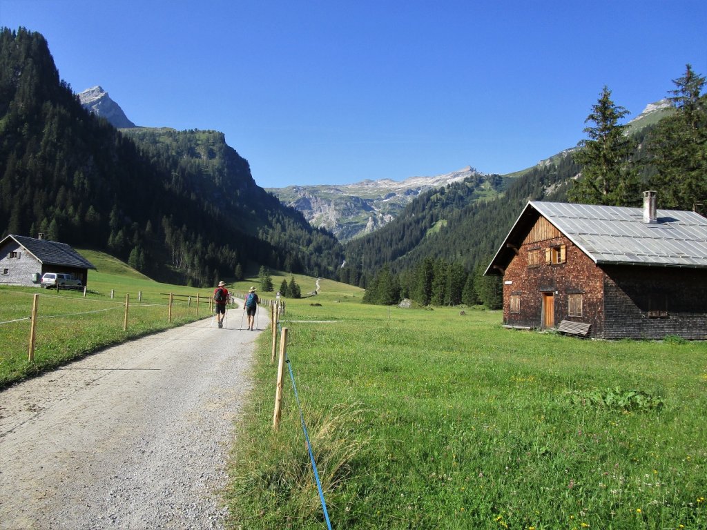 Start nach Süden über den Stübenwasserfall zur Alpe Güfel