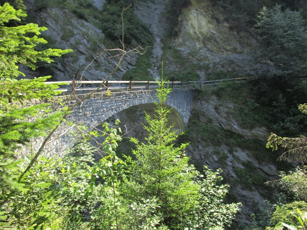 Die imposante Bogenbrücke für den Forstweg über das Sägetobel