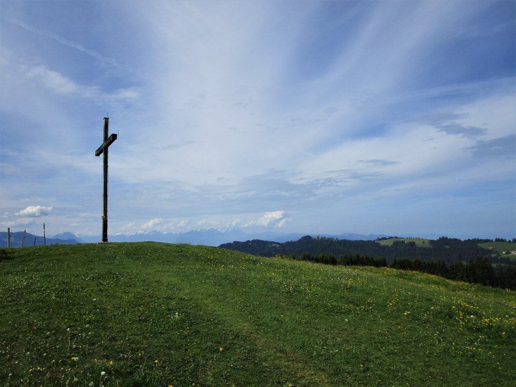 Nun endlich das 3. Gipfelkreuz des Hirschberges mit Blick auf den Pfänder