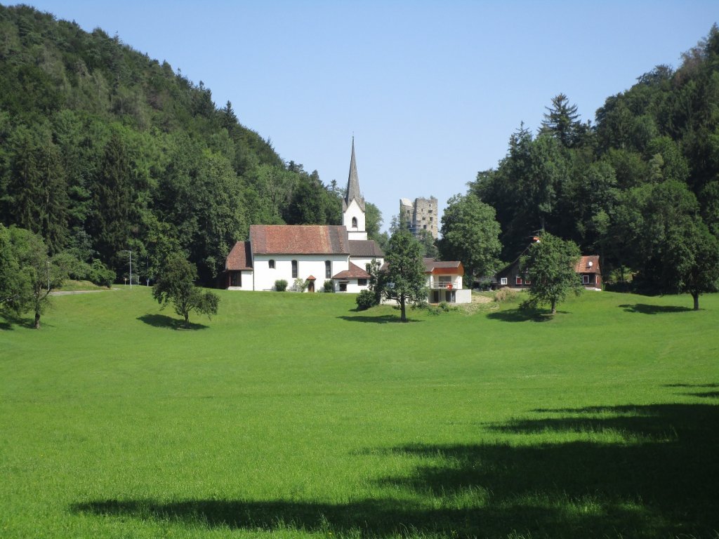 Die Arbogastsenke mit der Wallfahrtskirche und der Ruine Neu-Montfort